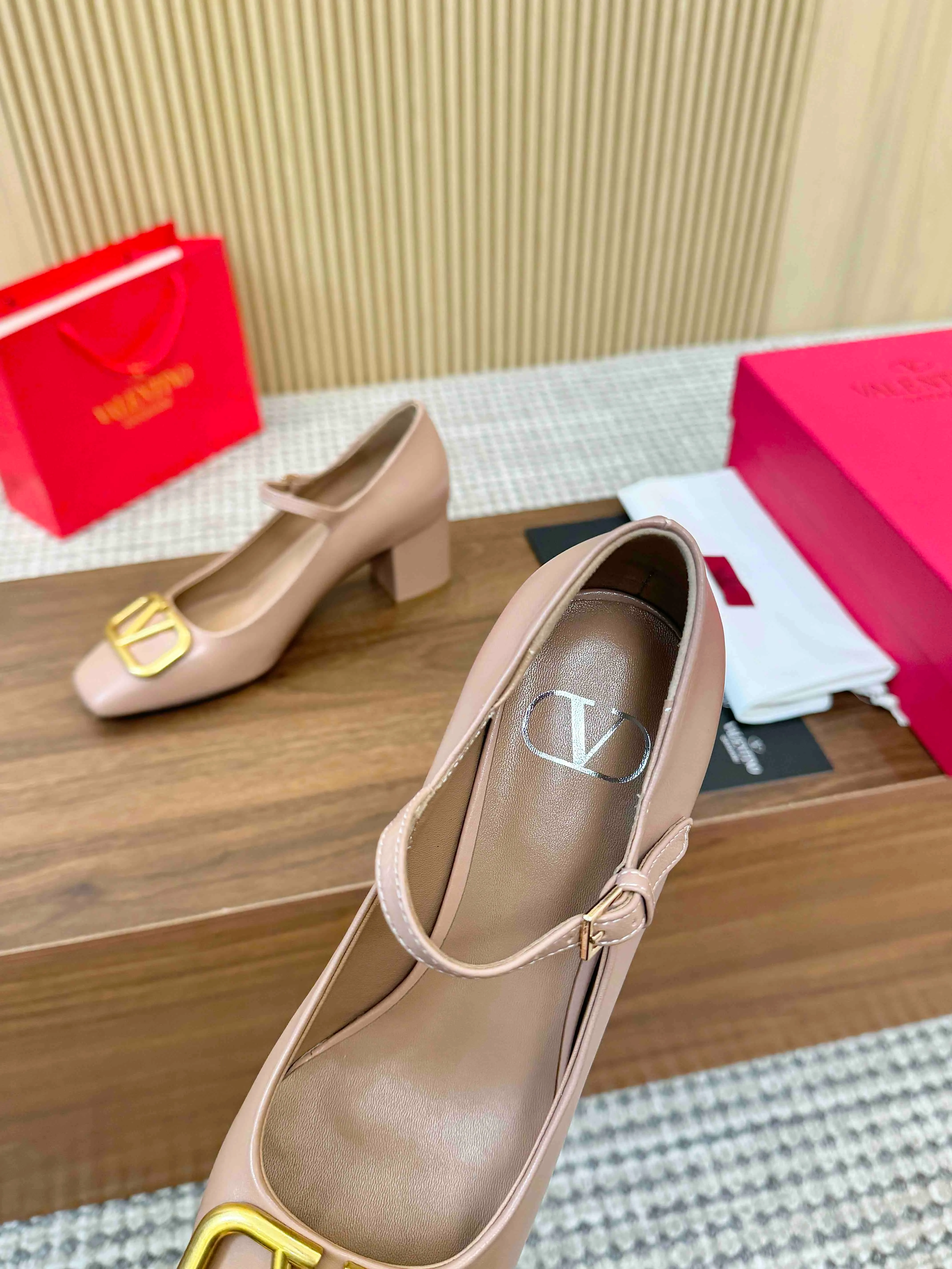 👟👟Ex-factory price 460👟👟 Genuine leather sole + 40 Valentino. Large v-buckle sandals ㊙️Latest series of counters Authentic grade version with perfect details. Authentic products are made one to one. All details are consistent with genuine ones. The upper foot is very pedicure type. The key point is that it is very good and easy to control. It does not grind the feet and does not tire the feet. Walking artifact, exclusive mold opening. The highest version on the market. Fabric: imported mixed sheepskin, lining and foot pads are all sheepskin. Code number (34 to 42) Customized sizes 34 and 42 are non-refundable and non-exchangeable. Heel height: 7.5CM, rubber sole, leather sole +40